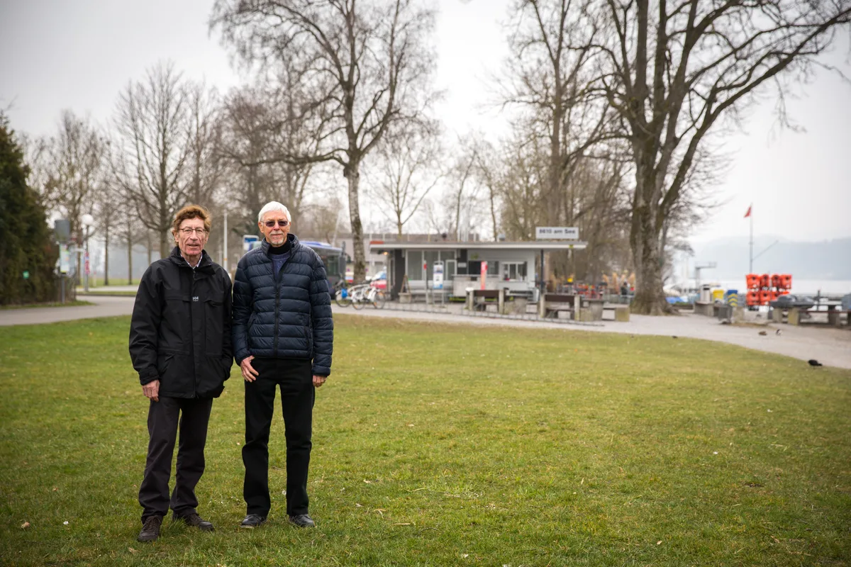 Erich Sutter (Sonnenbrille) und Hansruedi Pauli auf der Wiese neben dem Seekiosk.